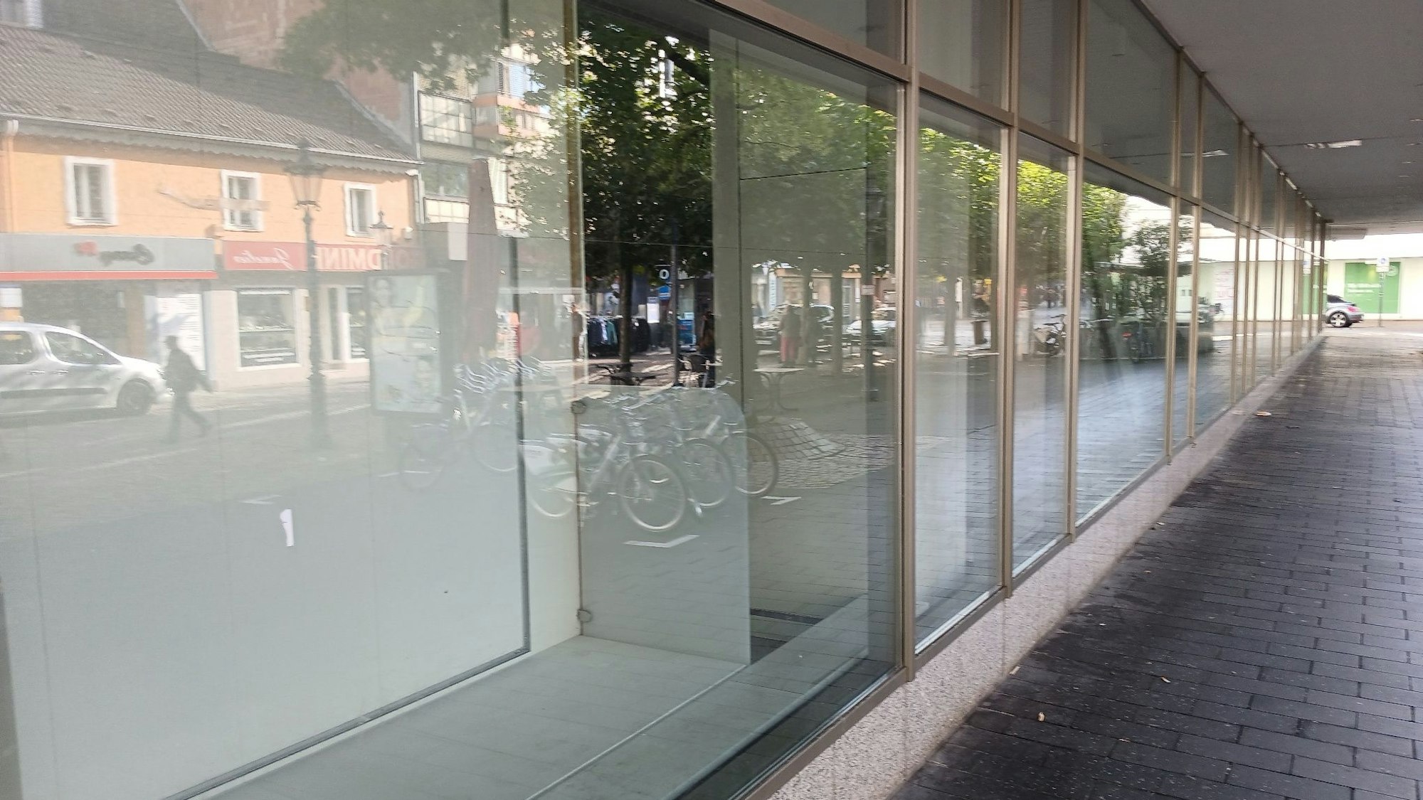 Leere Schaufensterfront eines Warenhauses