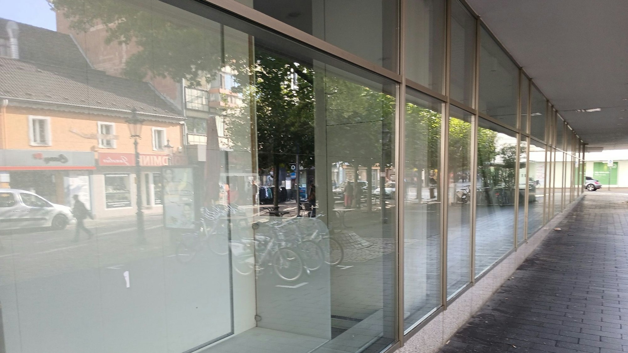 Leere Schaufenster eines Warenhauses