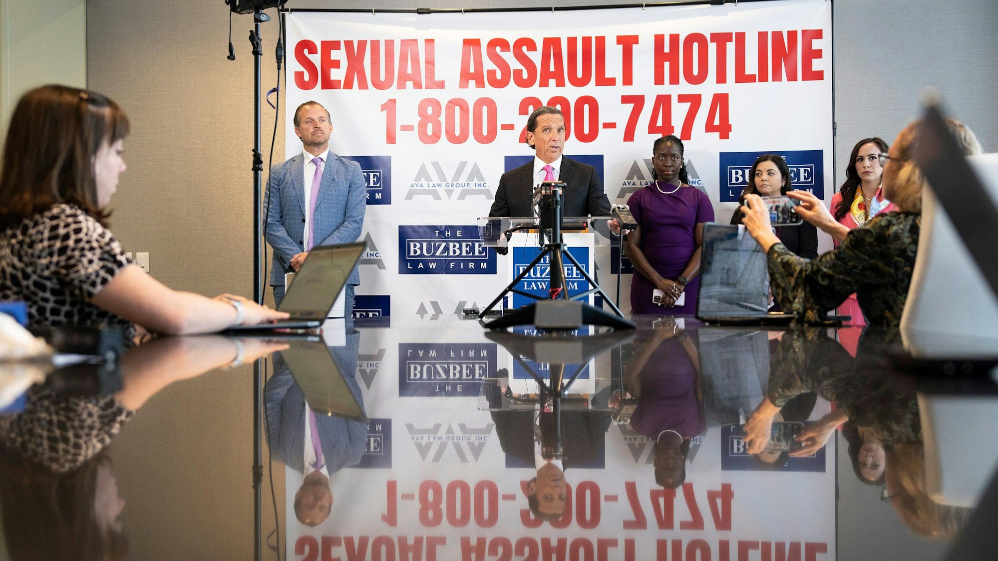 Tony Buzbee (M), Anwalt aus Houston, gibt auf einer Pressekonferenz in seinem Büro bekannt, dass er 120 Personen vertritt, die sexuelles Fehlverhalten gegen den Hip-Hop-Mogul Sean „Diddy“ Combs vorbringen.