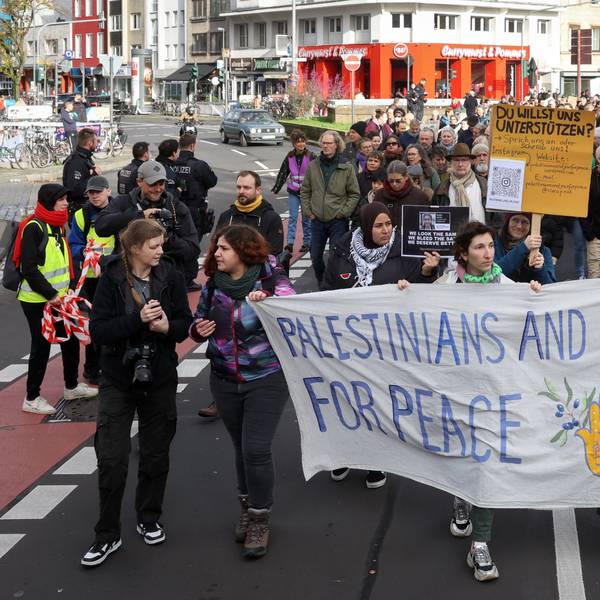 19.11.2023
Köln:
Vereint in Trauer und Ohnmacht: Juden und Palästinenser wollen am Sonntag in Köln gemeinsam für Frieden demonstrieren.
Foto: Martina Goyert