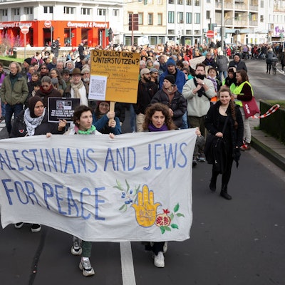 19.11.2023
Köln:
Vereint in Trauer und Ohnmacht: Juden und Palästinenser wollen am Sonntag in Köln gemeinsam für Frieden demonstrieren.
Foto: Martina Goyert