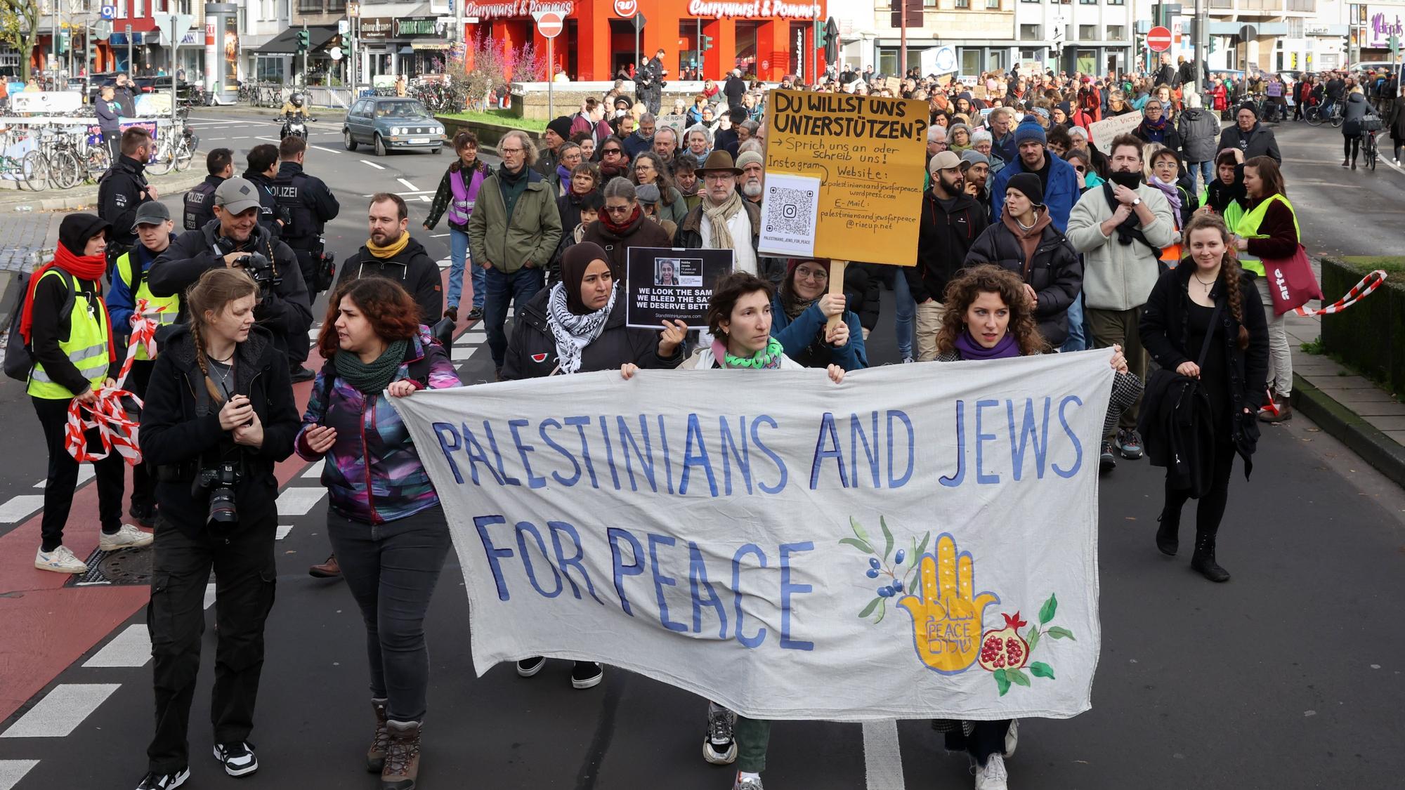 19.11.2023
Köln:
Vereint in Trauer und Ohnmacht: Juden und Palästinenser wollen am Sonntag in Köln gemeinsam für Frieden demonstrieren.
Foto: Martina Goyert