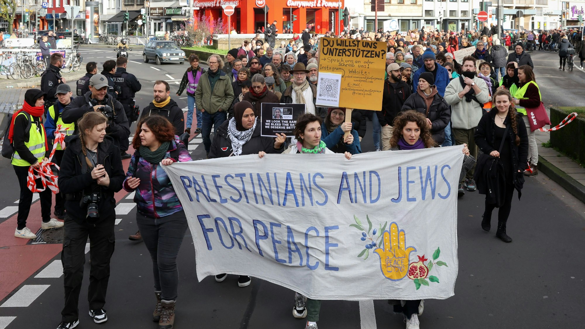 19.11.2023
Köln:
Vereint in Trauer und Ohnmacht: Juden und Palästinenser wollen am Sonntag in Köln gemeinsam für Frieden demonstrieren.
Foto: Martina Goyert