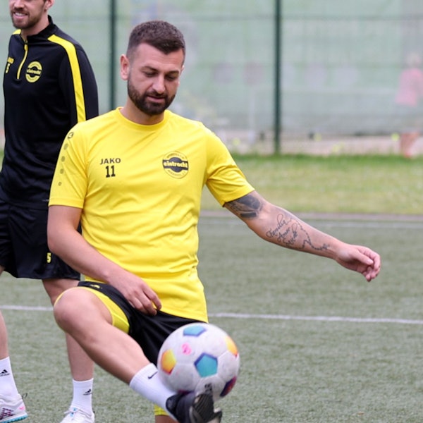 Kevin Pires-Rodrigues balanciert den Ball auf dem linken Fuß.
