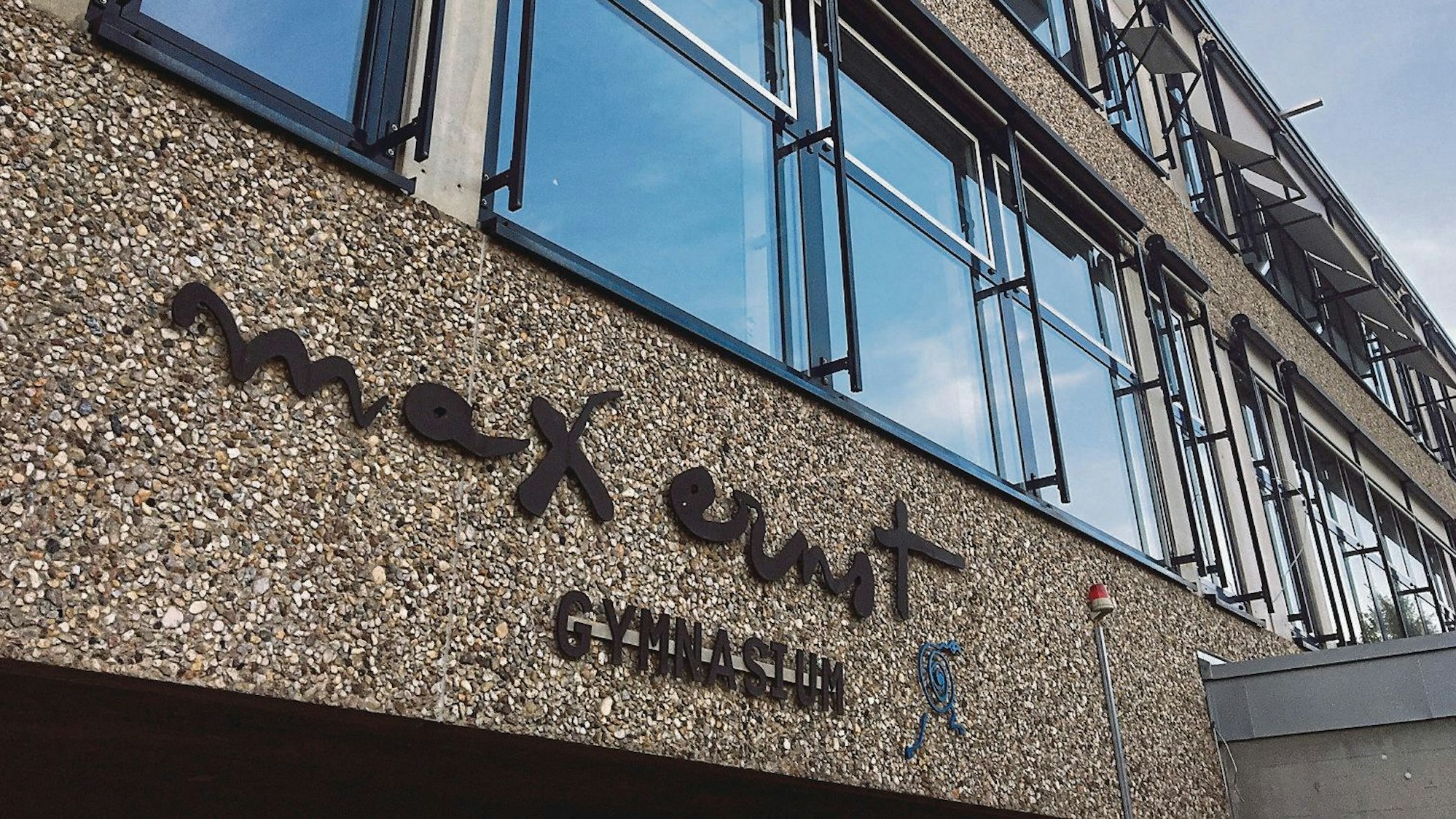 Zu sehen ist die Fassade des Max-Ernst-Gymnasiums.