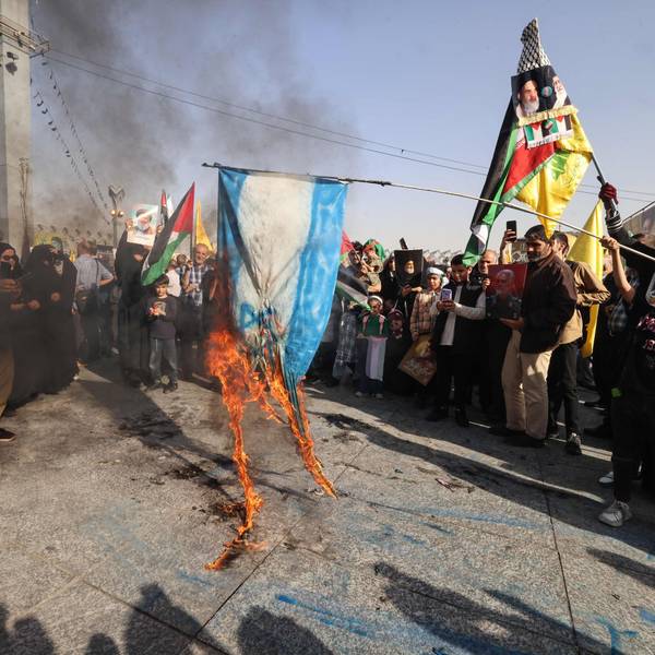 Eine Israel-Flagge wird bei einer Versammlung im Teheran verbannt.