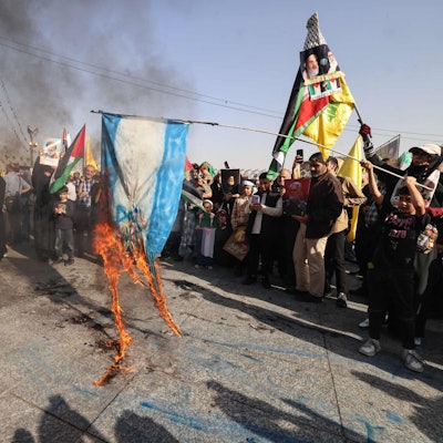 Eine Israel-Flagge wird bei einer Versammlung im Teheran verbannt.