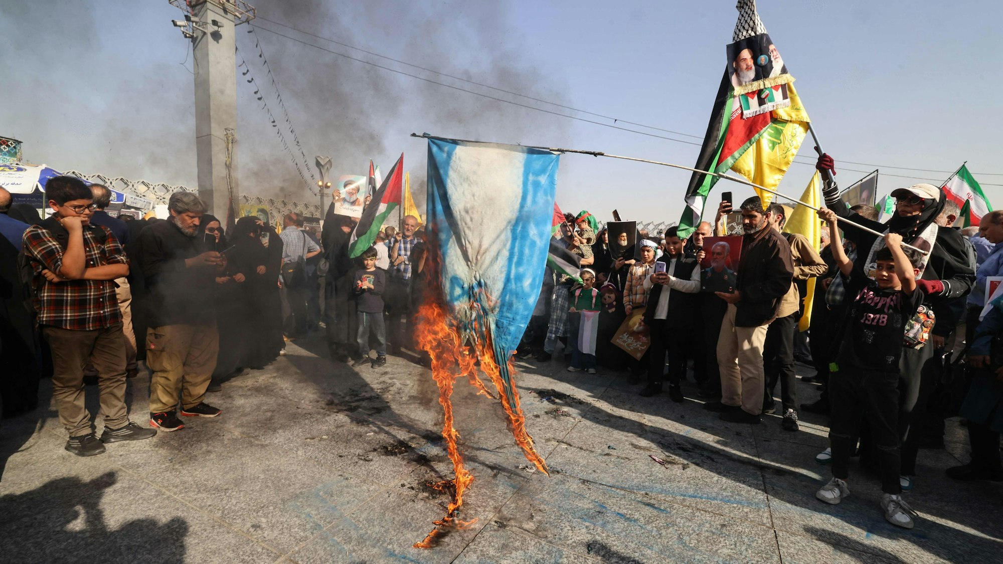 Eine Israel-Flagge wird bei einer Versammlung im Teheran verbannt.