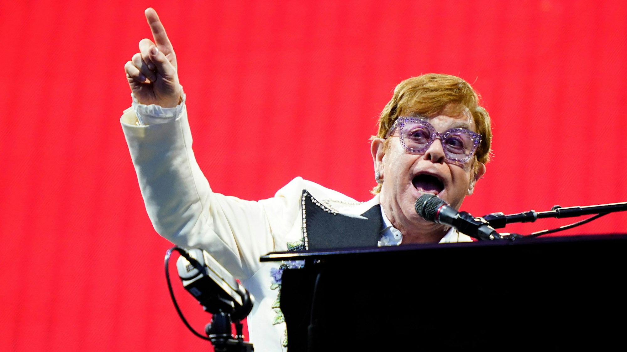 Elton John tritt während seiner "Farewell Yellow Brick Road"-Tour 2022, im Citizens Bank Park in Philadelphia auf.