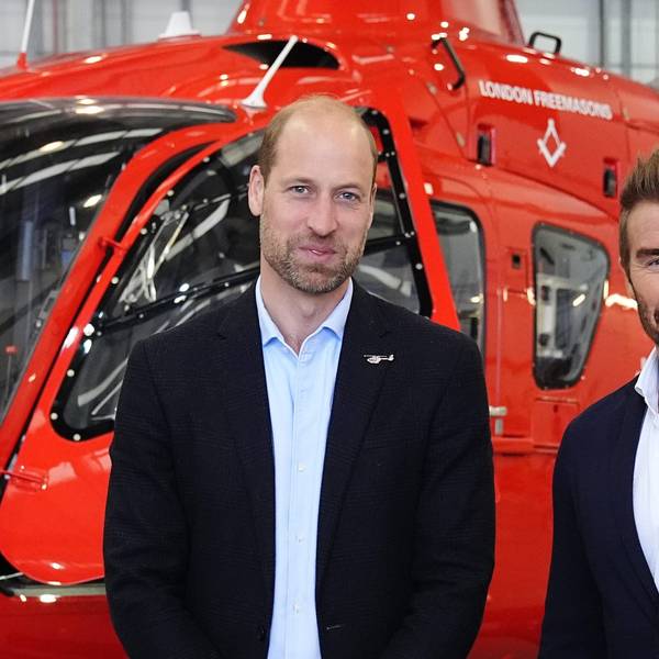 Prinz William posiert mit David Beckham vor einem der neuen Hubschrauber der London Air Ambulance Charity.