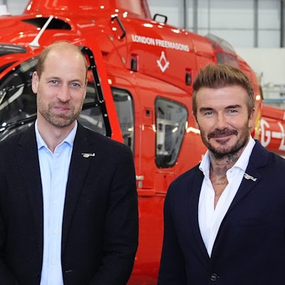 Prinz William posiert mit David Beckham vor einem der neuen Hubschrauber der London Air Ambulance Charity.