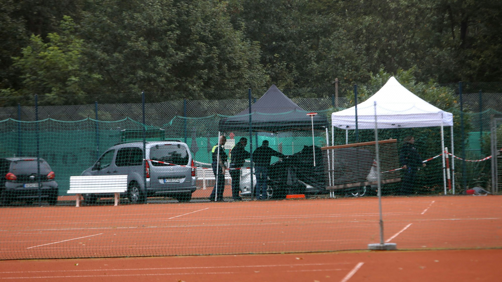 Einsatzkräfte der Kölner Polizei sichern den Tatort an der Sportanlage am Freimersdorfer Weg.