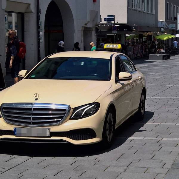 Mercedes-Taxi in Regensburg – ein immer seltenerer Anblick.