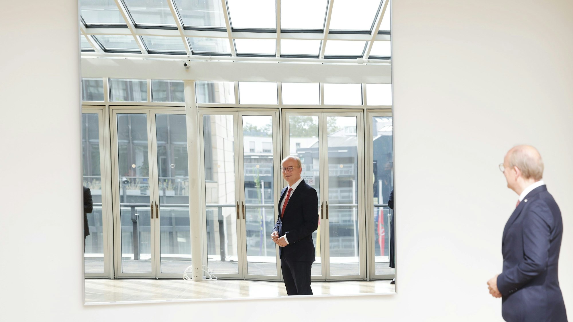 André Kuper, Präsident des Landtags Nordrhein-Westfalen, steht vor dem neuen Kunstwerk «Spiegelbild» des Künstlers Gerhard Richter, das in die Sammlung des nordrhein-westfälischen Parlaments aufgenommen wird.