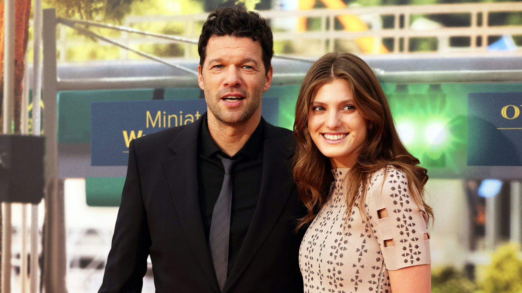 Michael Ballack und seine Freundin Sophia Schneiderhan auf dem roten Teppich.