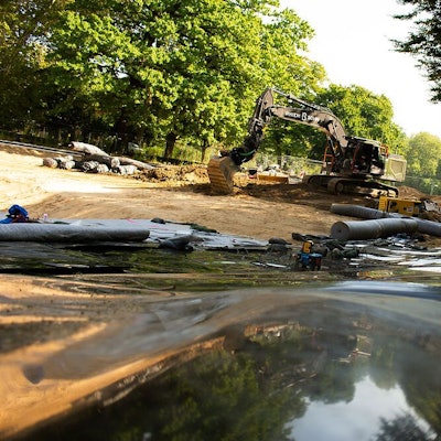 Im Sommer wurde der Weiher abgedichtet, jetzt heißt es: Wasser marsch.