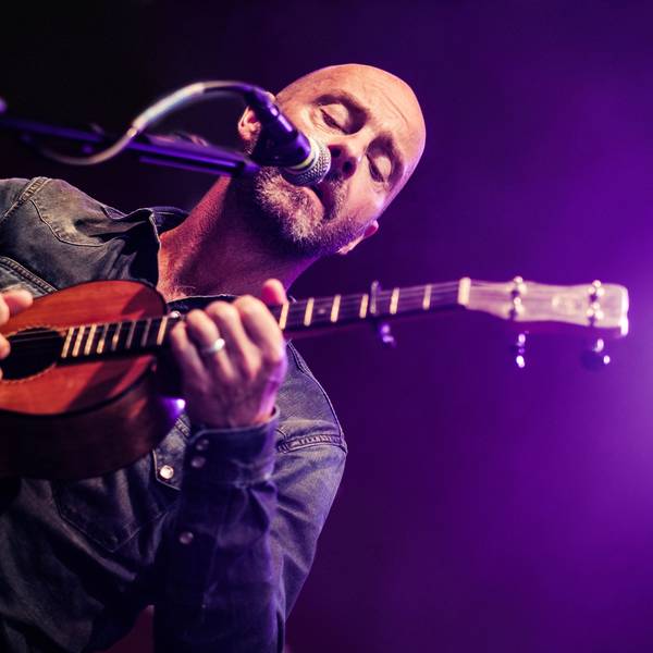 Ein Mann singt und spielt Mandoline.