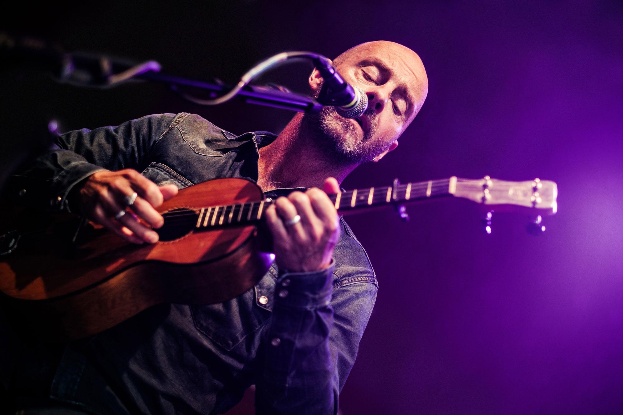 Ein Mann singt und spielt Mandoline.
