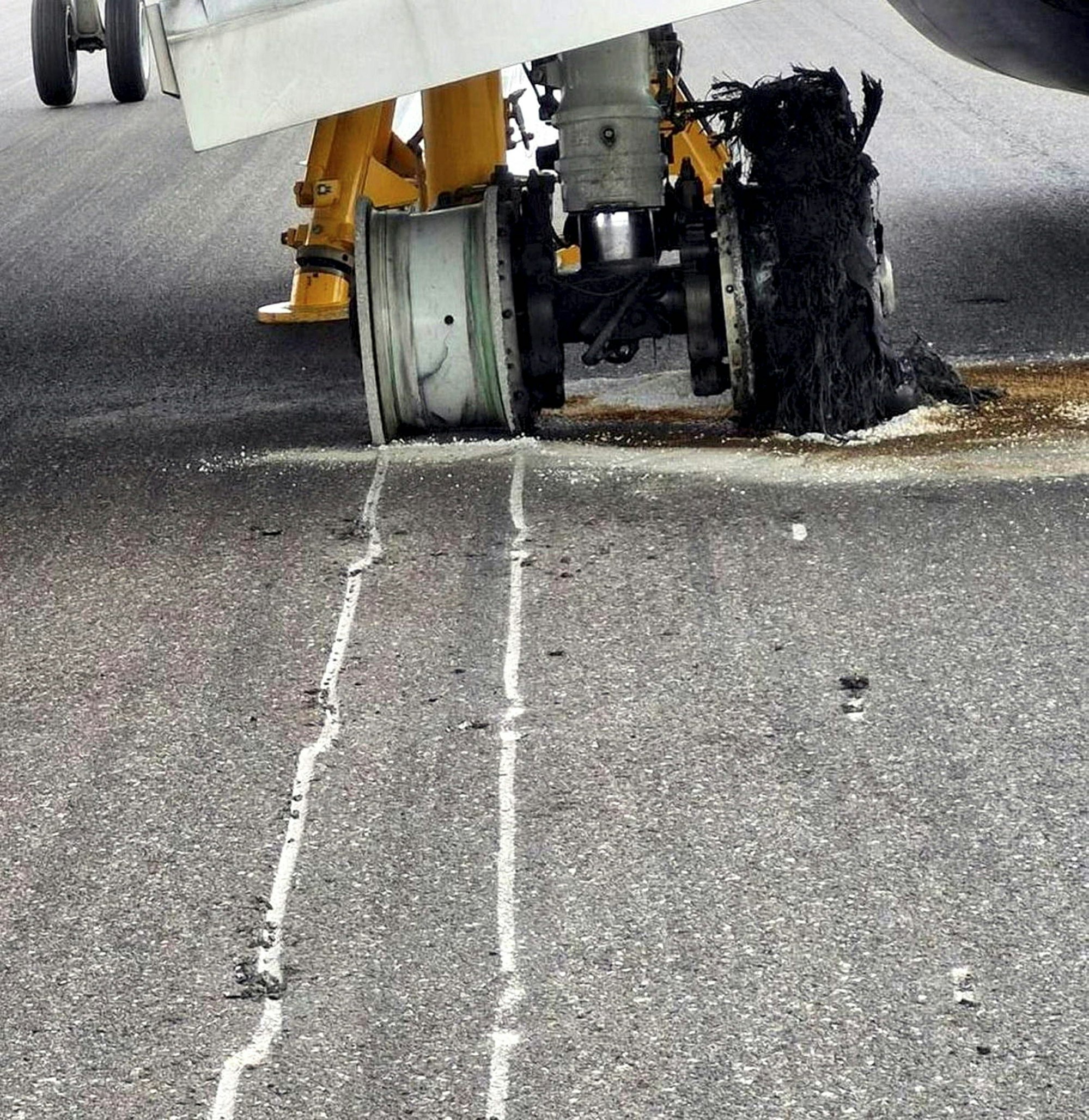 Ein geplatzter Reifen an einer Boeing 737 Max von Ryanair.