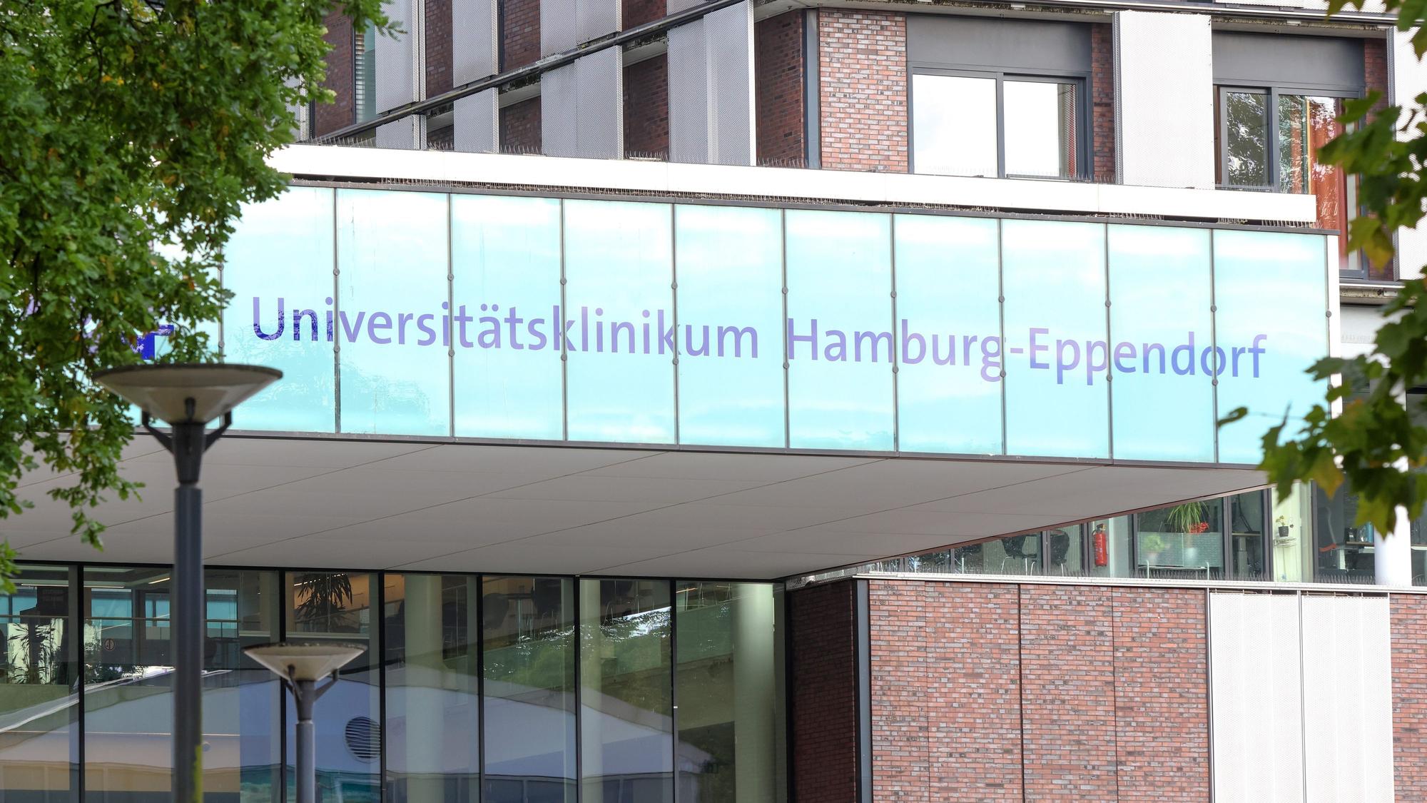 Blick auf einen Eingangsbereich des Universitätsklinikums Hamburg-Eppendorf. Der Verdacht auf das Marburg-Virus bei zwei Menschen in Hamburg hat sich nicht bestätigt.