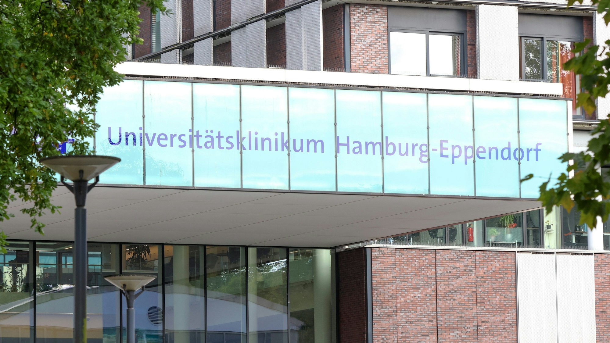 Blick auf einen Eingangsbereich des Universitätsklinikums Hamburg-Eppendorf. Der Verdacht auf das Marburg-Virus bei zwei Menschen in Hamburg hat sich nicht bestätigt.