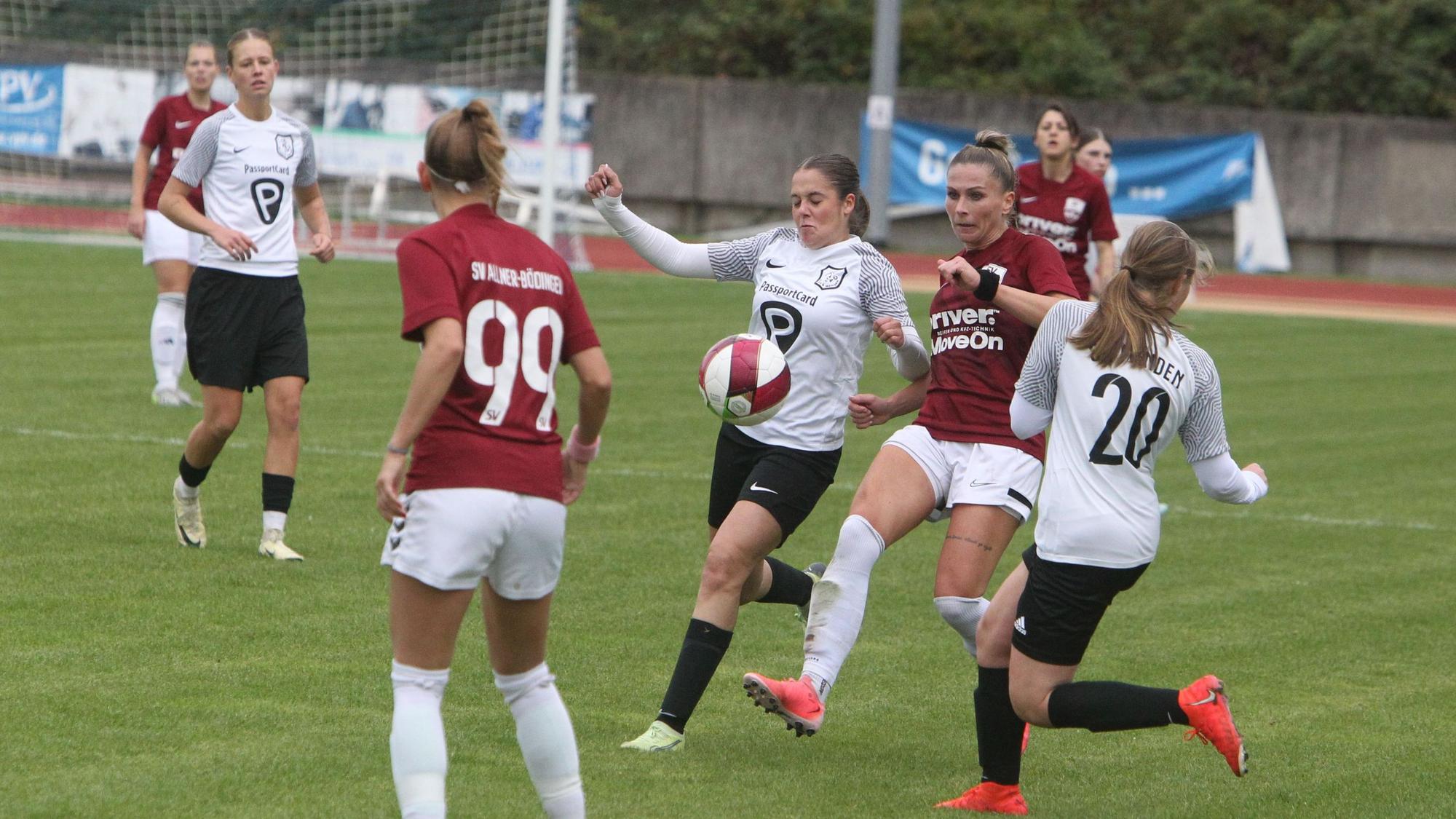 Allners Karolin Maucher (Mitte) im Duell mit Leonie Hanebeck (links).