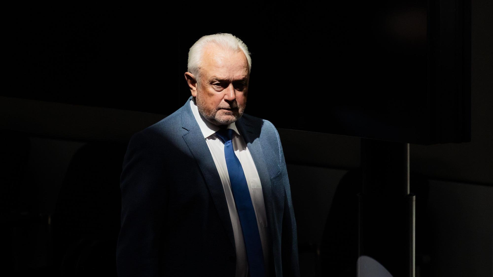 Wolfgang Kubicki (FDP), stellvertretender Bundestagspräsident, geht durch das Plenum des Deutschen Bundestages.