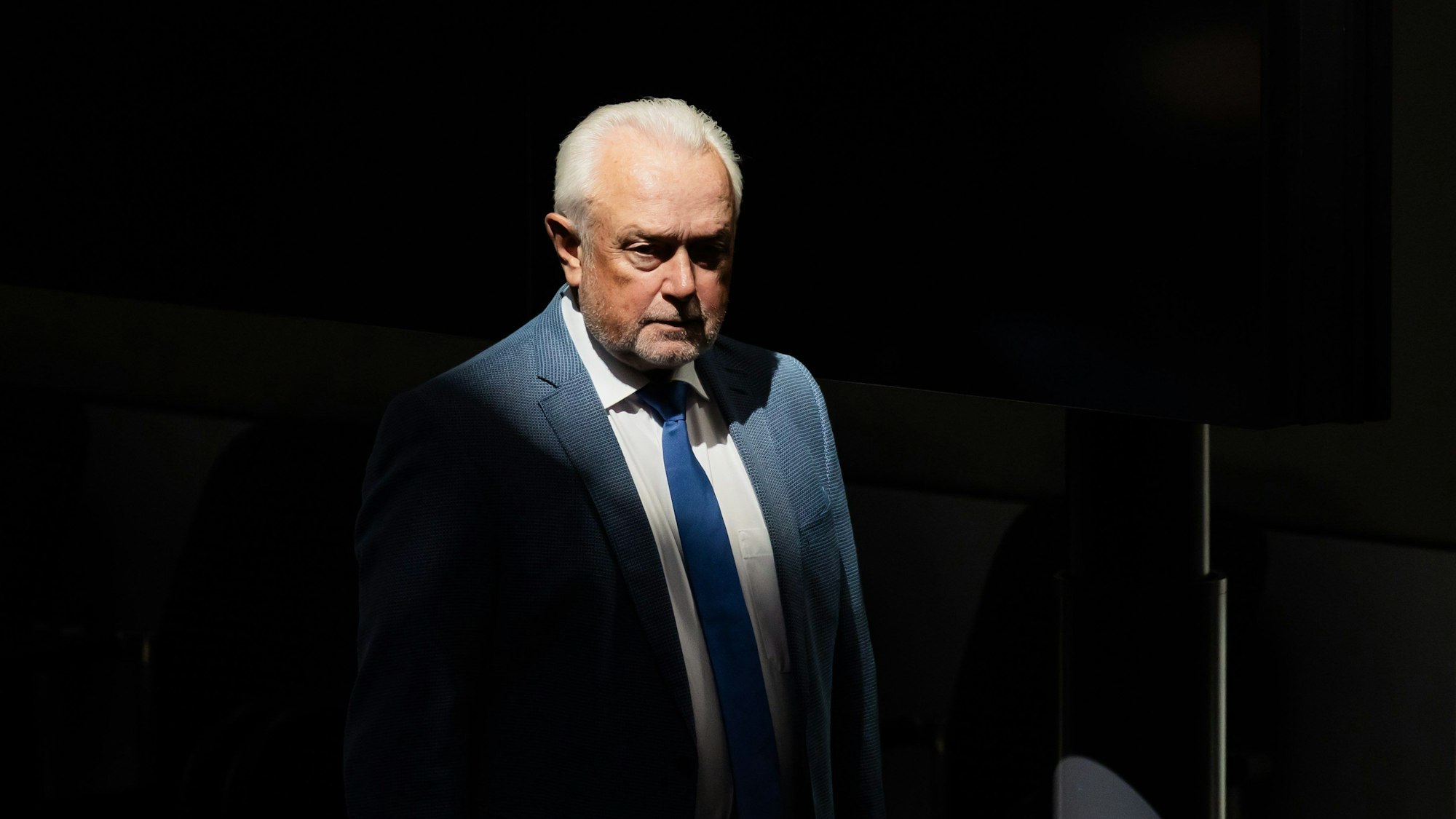 Wolfgang Kubicki (FDP), stellvertretender Bundestagspräsident, geht durch das Plenum des Deutschen Bundestages.