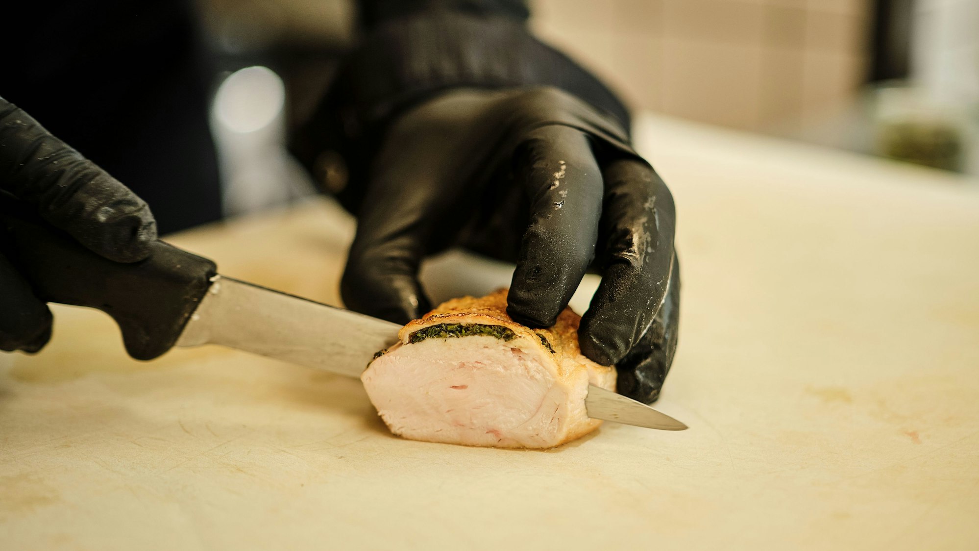 Die Poularde in dünne Scheiben schneiden.