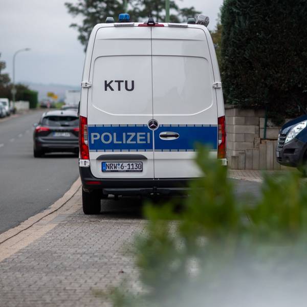 An einer Straße in Zülpich-Füssenich steht ein Kastenwagen der Polizei, auf dem die Aufschrift „KTU“ zu sehen ist.