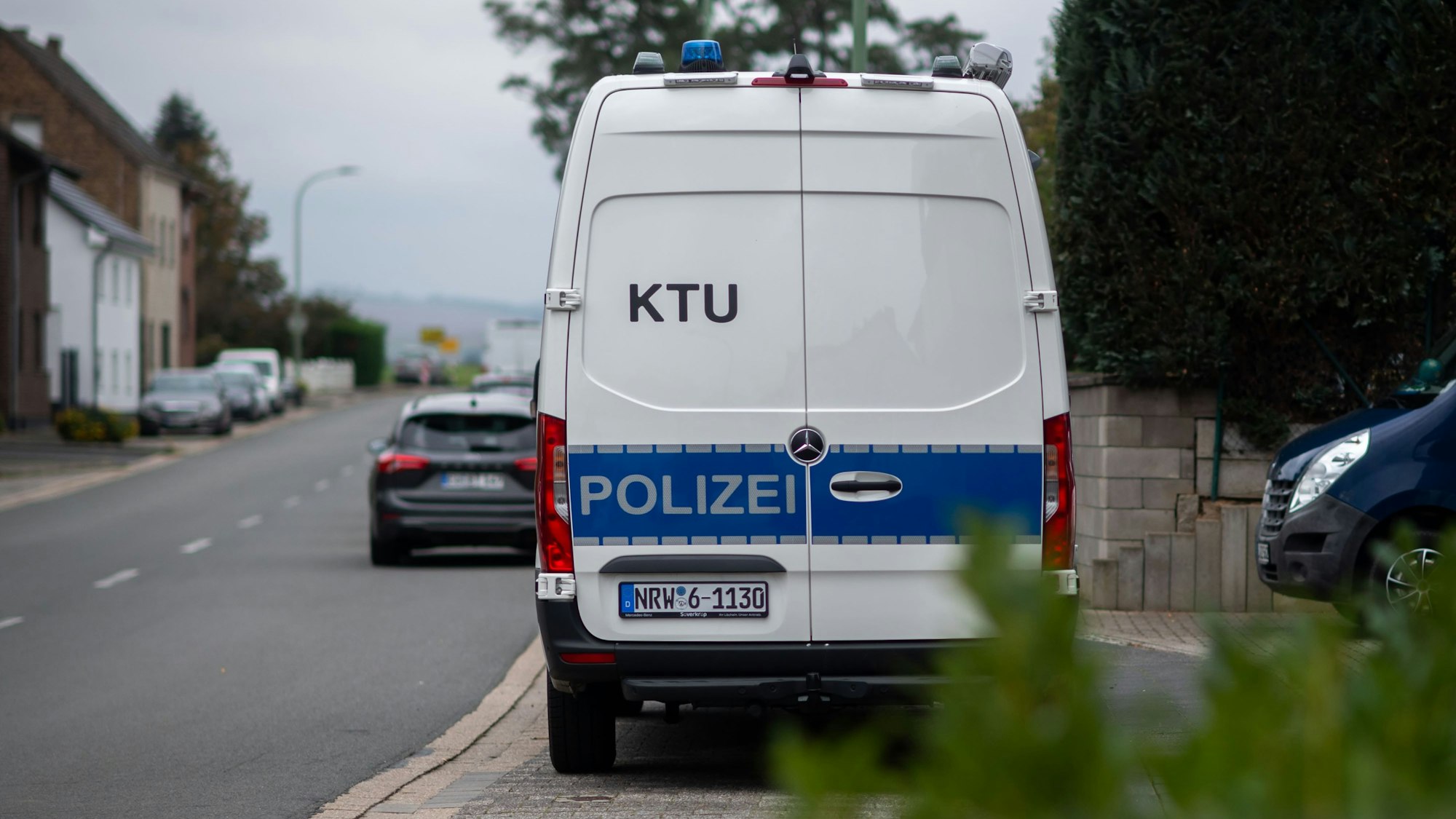 Ein Sprinter der Polizei mit der Aufschrift „KTU“ steht in Füssenich am Straßenrand.