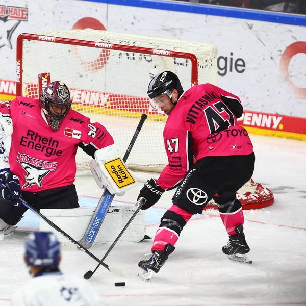 Danjo Leonhardt (l., Straubing) am Donnerstag (3. Oktober) im Zweikampf mit Veli-Matti Vittasmäki vor dem Tor von Julius Hudacek (Kölner Haie).