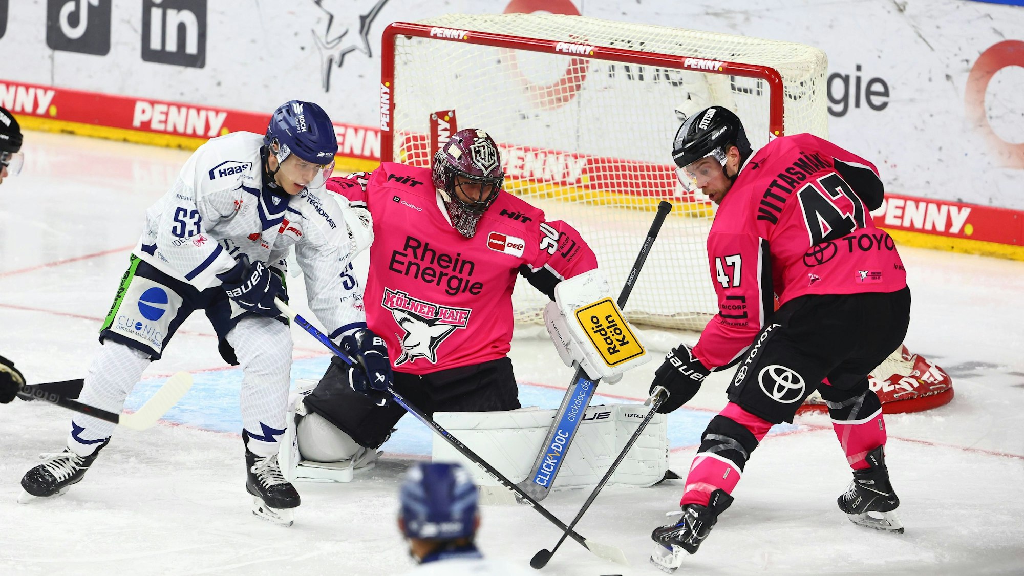 Danjo Leonhardt (l., Straubing) am Donnerstag (3. Oktober) im Zweikampf mit Veli-Matti Vittasmäki vor dem Tor von Julius Hudacek (Kölner Haie).