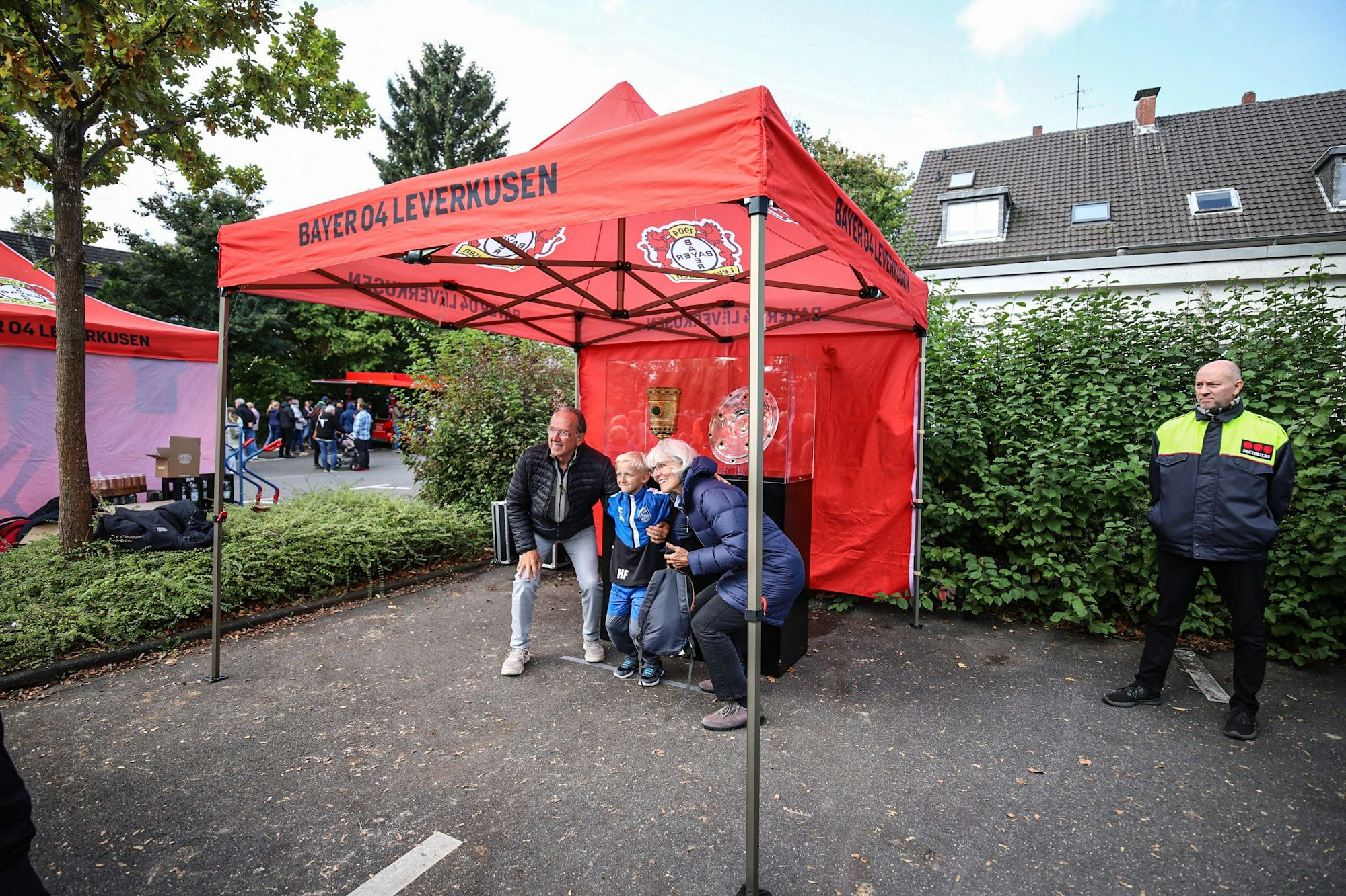 Familie posiert mit Pokalen