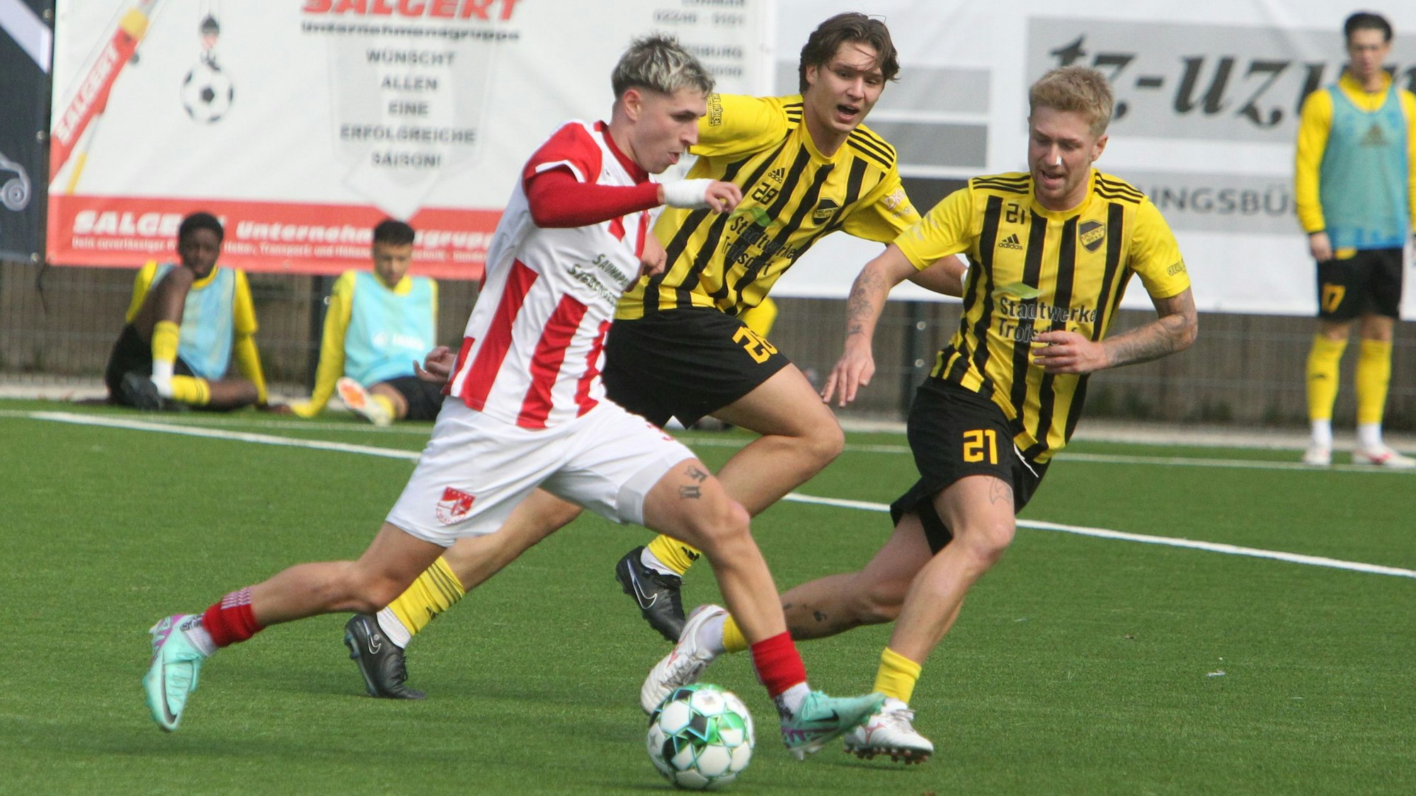 Der Oberpleiser Gian-Luca Blazic (von links) wird von Justus Mergner und Justus Strahler gestellt.