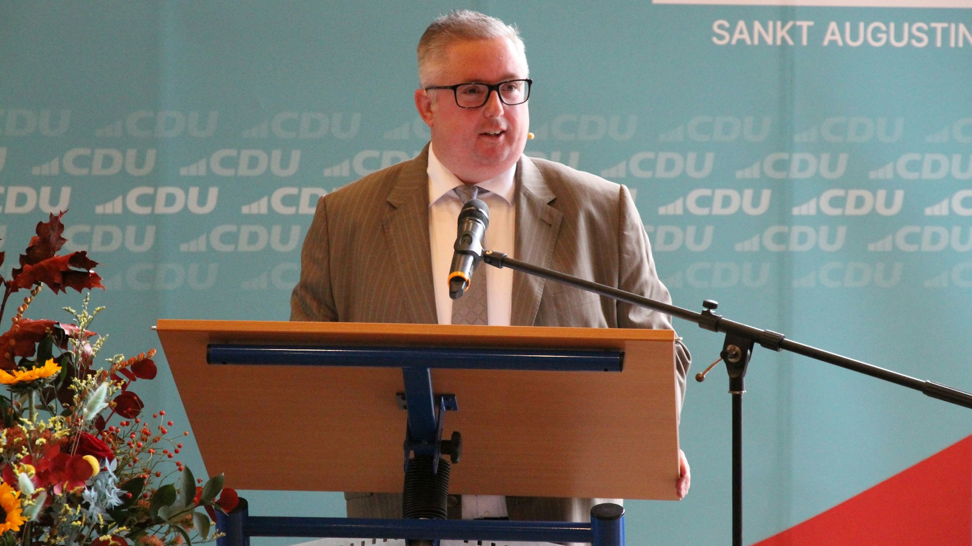 Ein Mann an einem Rednerpult mit Mikrofon