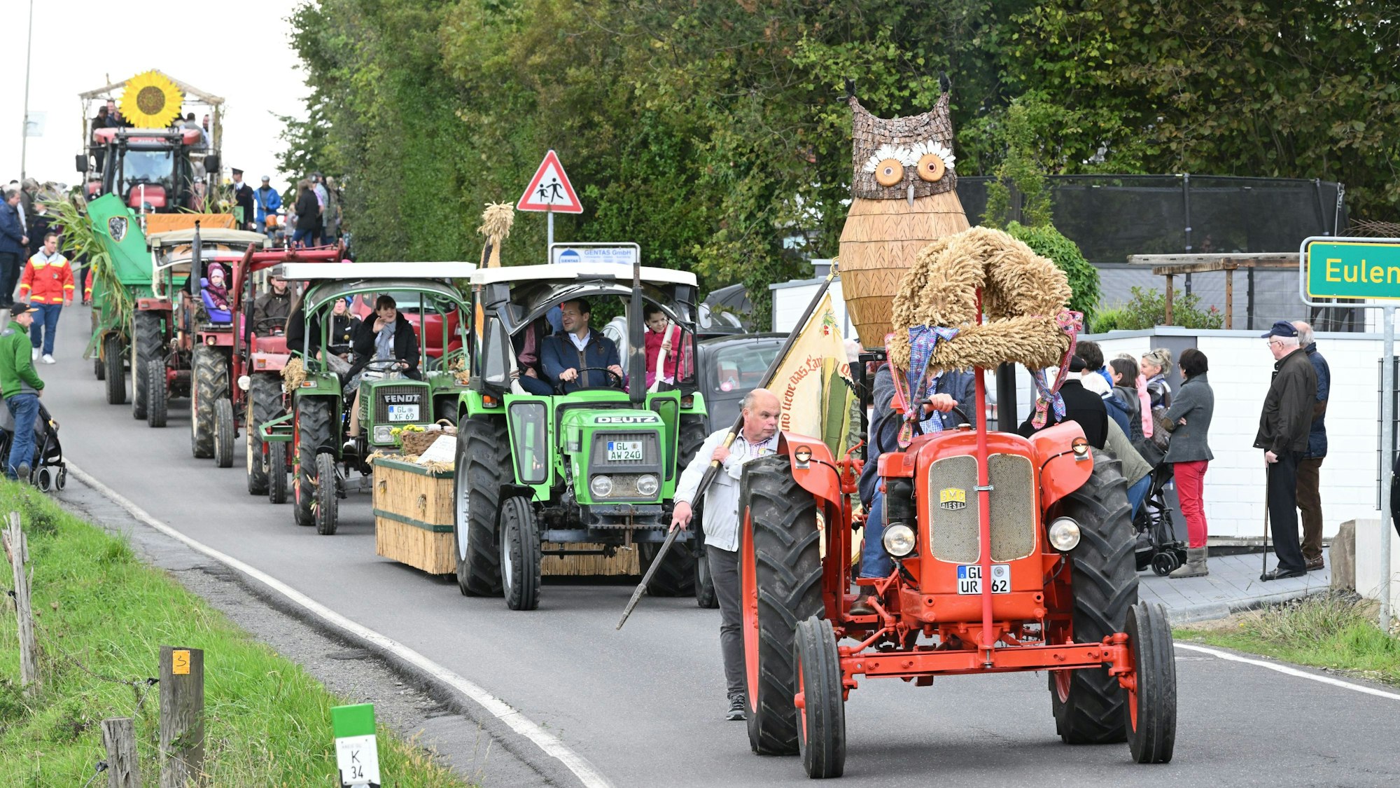 Ein Erntedankzug fährt über die Höhenstraße bei Overath-Eulenthal.