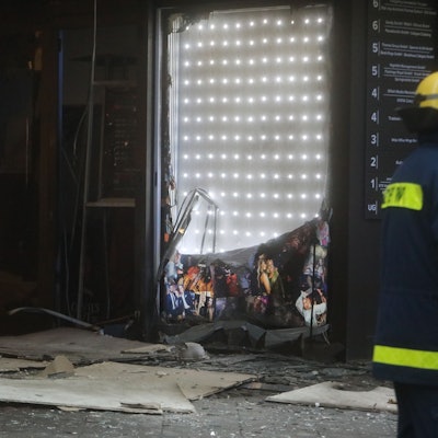 Zerstörter Eingang des Vanity Clubs nach einer Explosion auf den Ringen