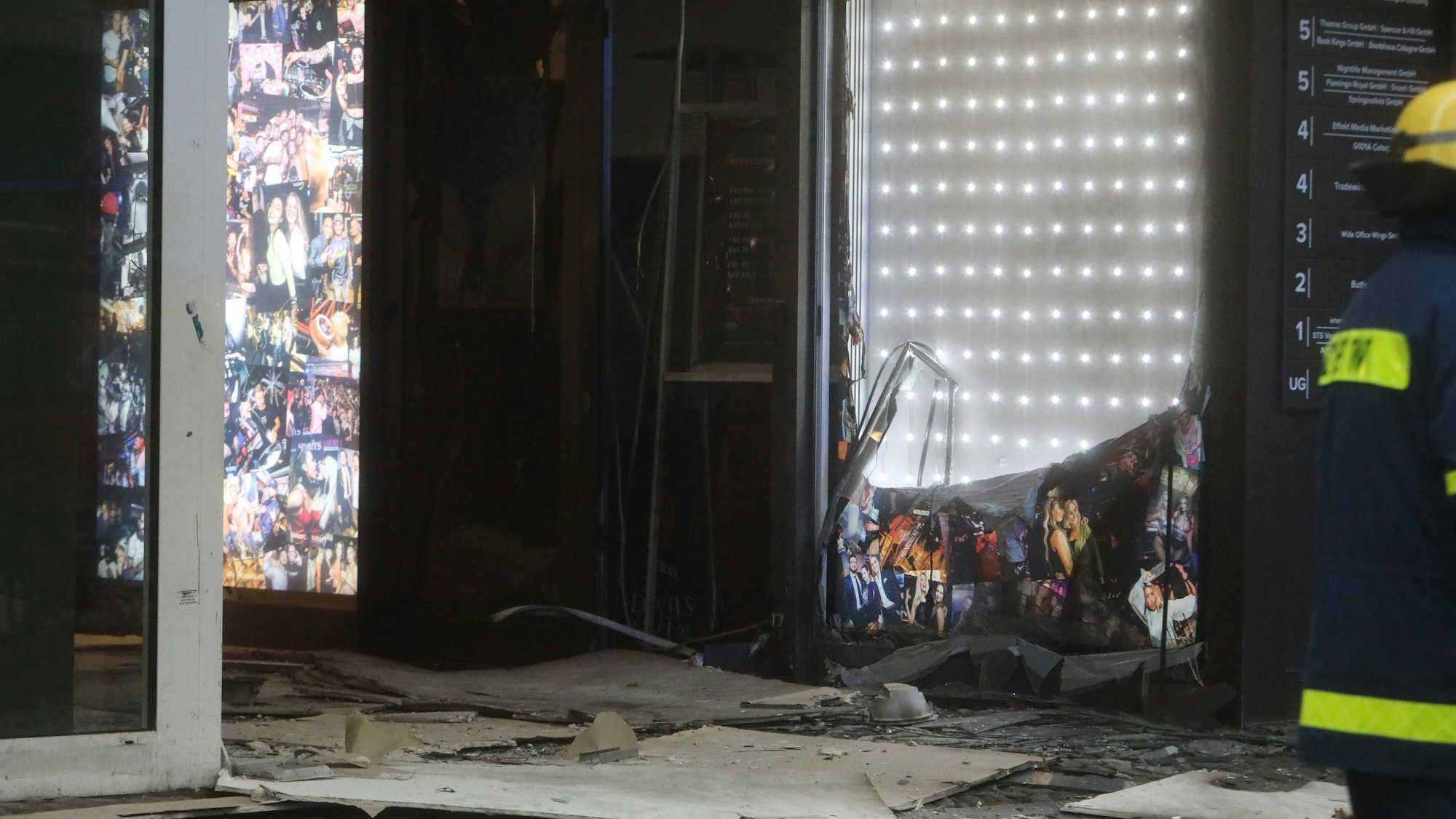 Zerstörter Eingang des Vanity Clubs nach einer Explosion auf den Ringen