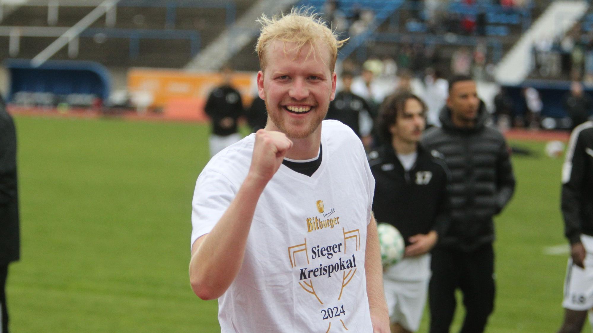 FSV-Kapitän Rico Heinen präsentiert das Kreispokalsieger-T-Shirt.