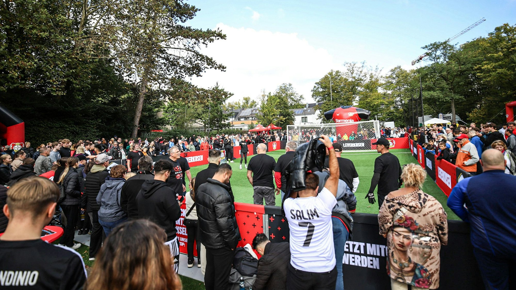 Menschenmenge um Fußballfeld