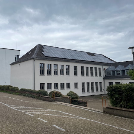 Das Gebäude der Hauptschule Hellenthal, im Vordergrund der Schulhof.