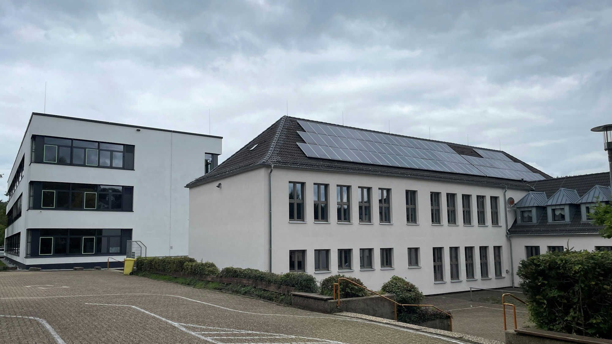 Das Bild zeigt die Gebäude der Hauptschule in Hellenthal.