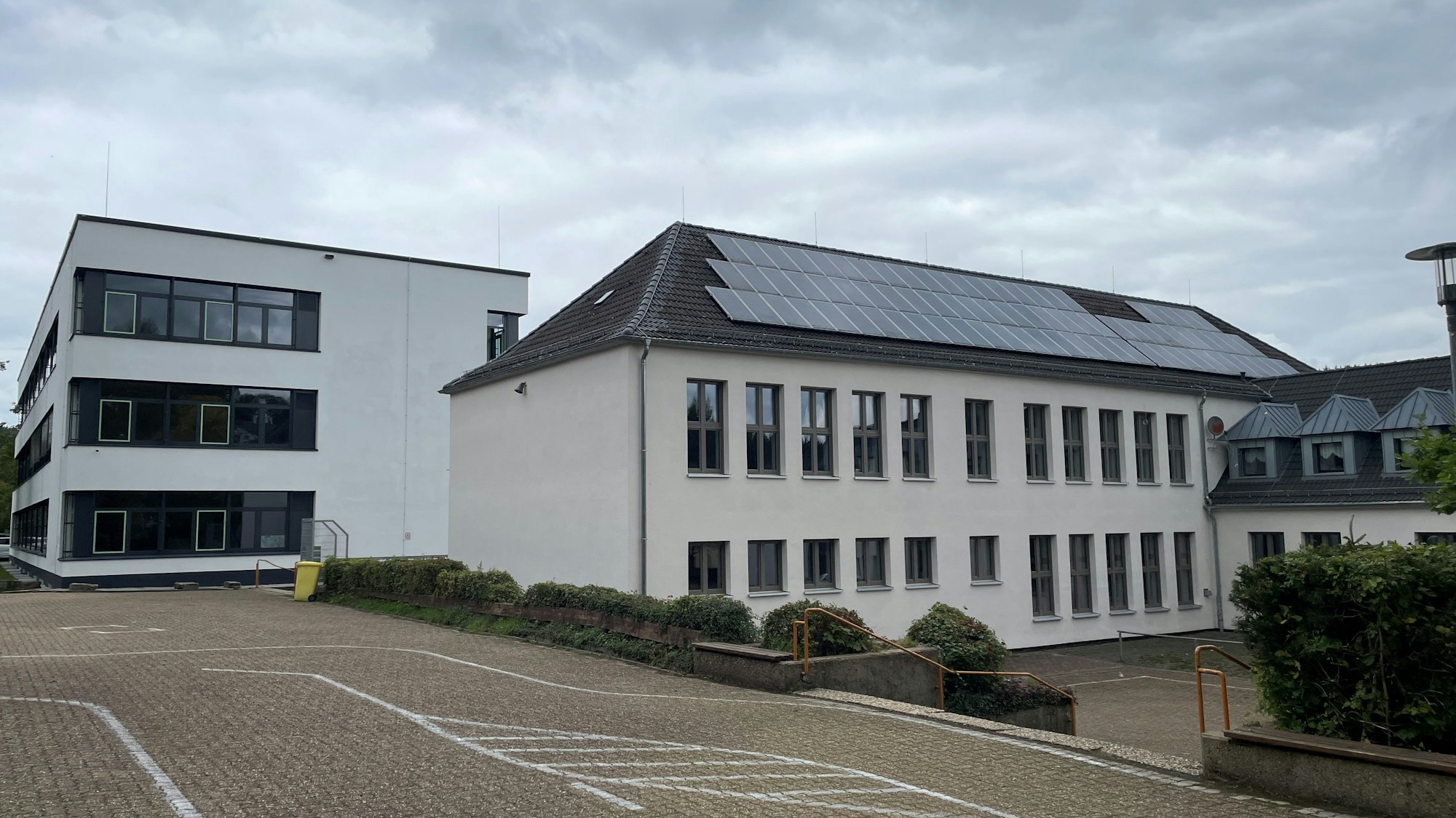 Das Gebäude der Hauptschule Hellenthal, im Vordergrund der Schulhof.