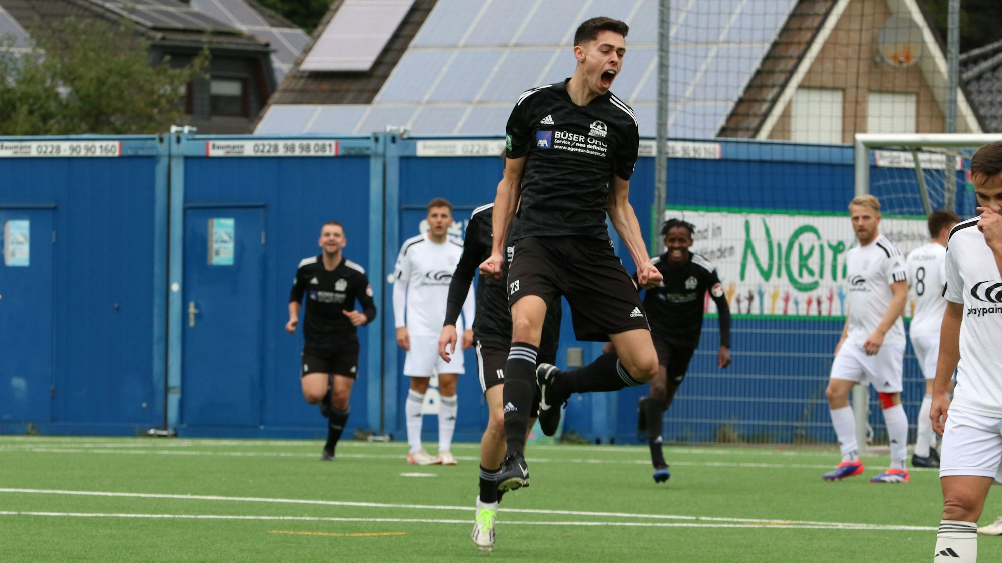 Fußballer Yannick Lenhard vom SV Nierfeld hat gerade ein Tor geschossen und springt zum Jubel hoch.