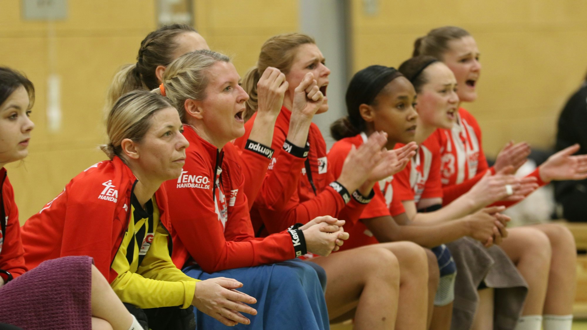 Das Bild zeigt die Bank der HSG Euskirchen. Die Spielerinnen freuen sich über einen Torerfolg.