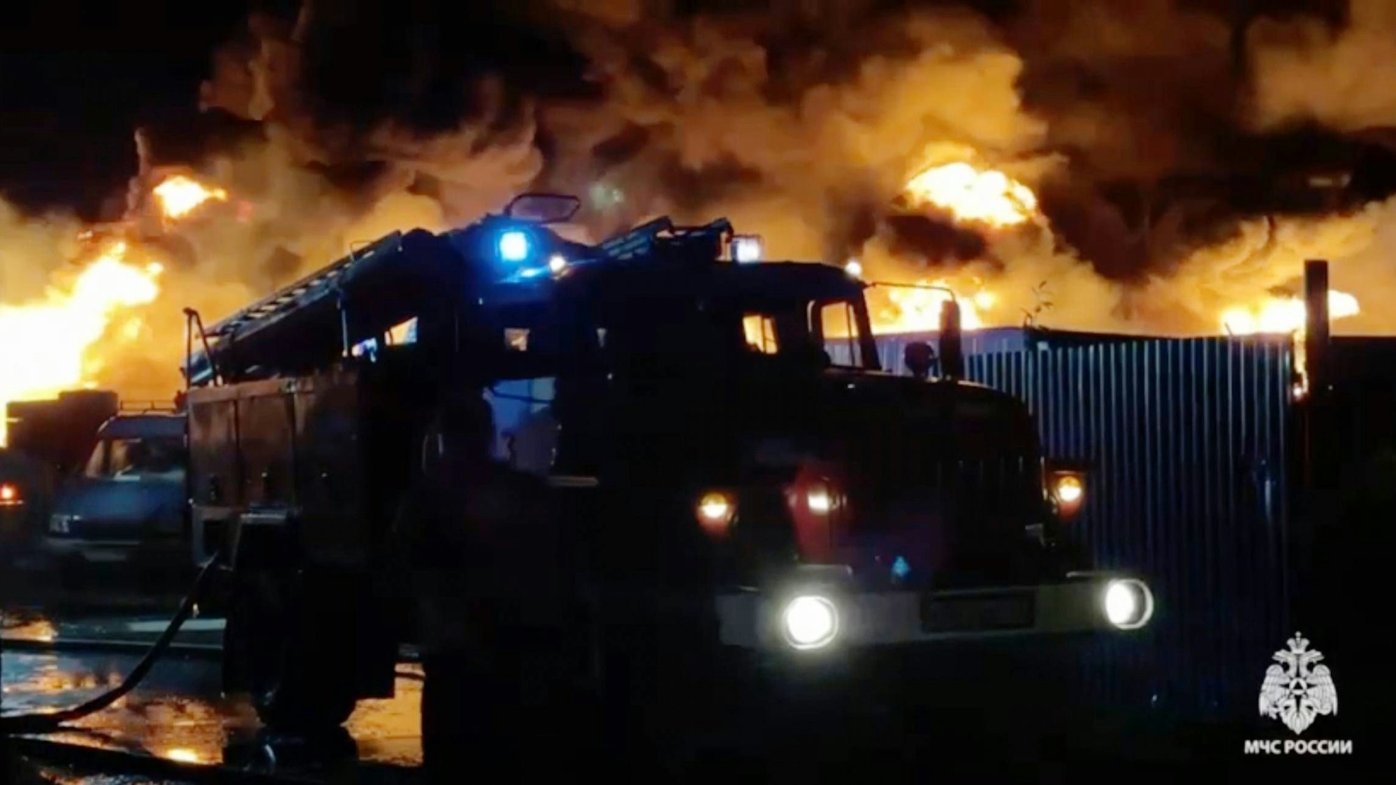 Ein Bild des russischen Katastrophenschutzministeriums zeigt einen Großbrand in einem Treibstofflager in Perm. Die Ukraine hat offenbar erneut russische Infrastrukturanlagen attackiert.