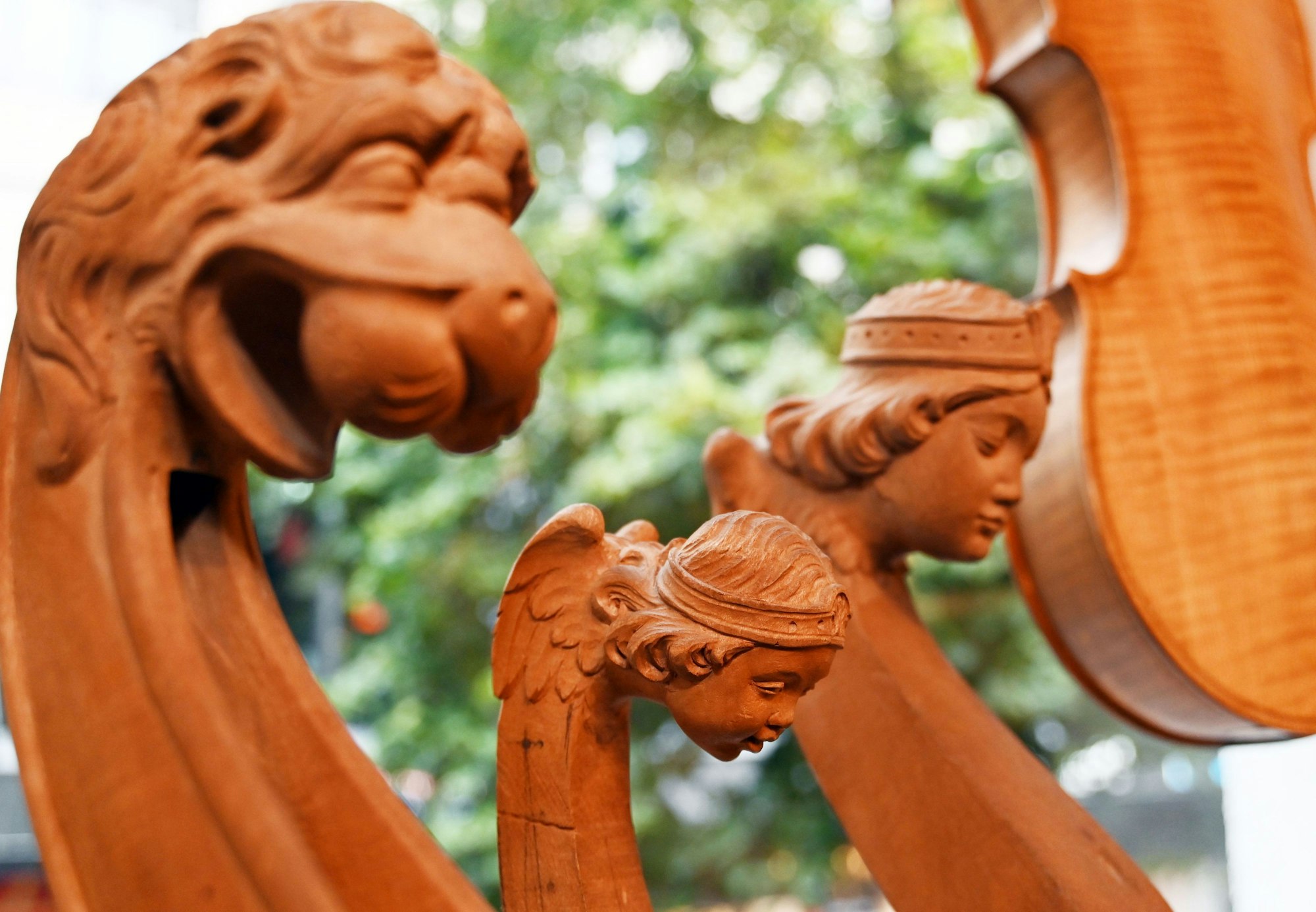 Die Cello-Hälse fertigt Heribert Bünnagel nicht selbst, baut sie aber liebevoll ein.