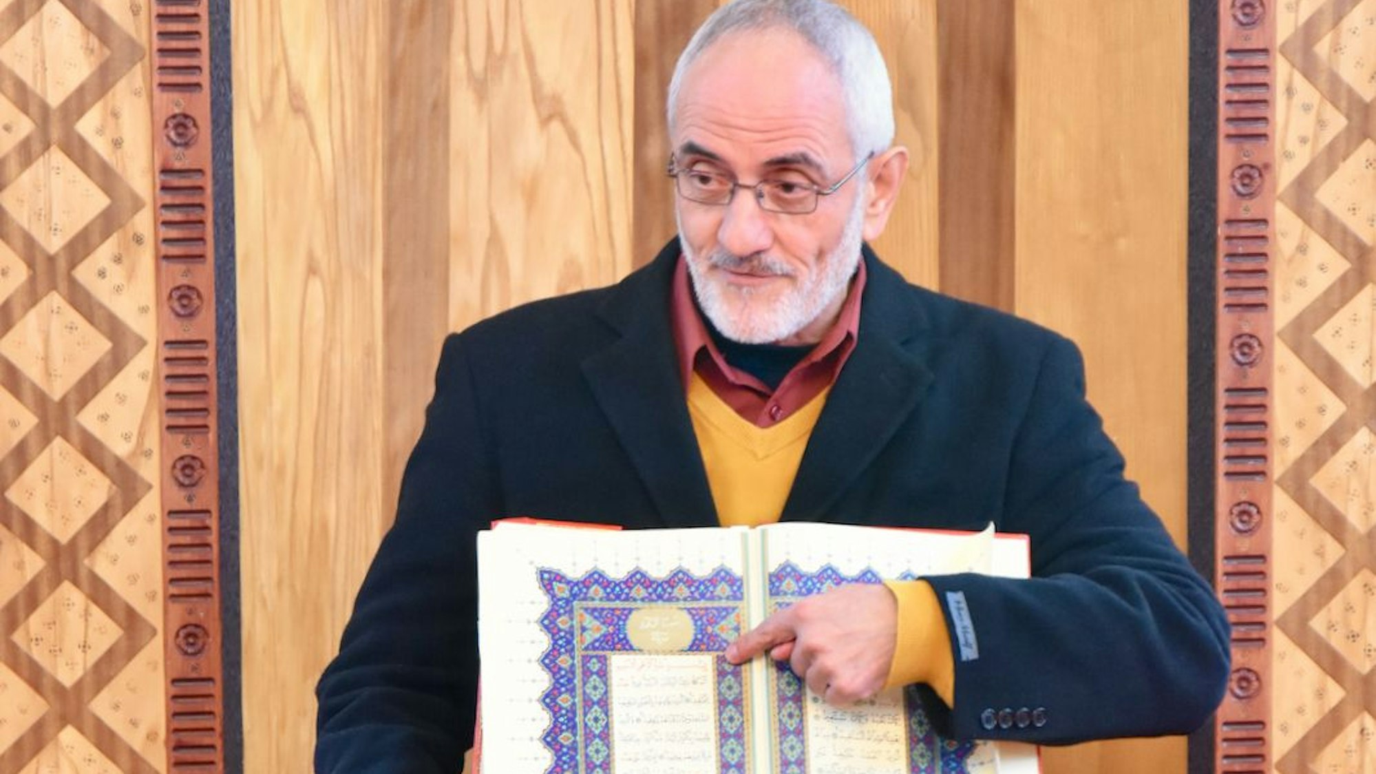 Ein Mann mit einem Buch.