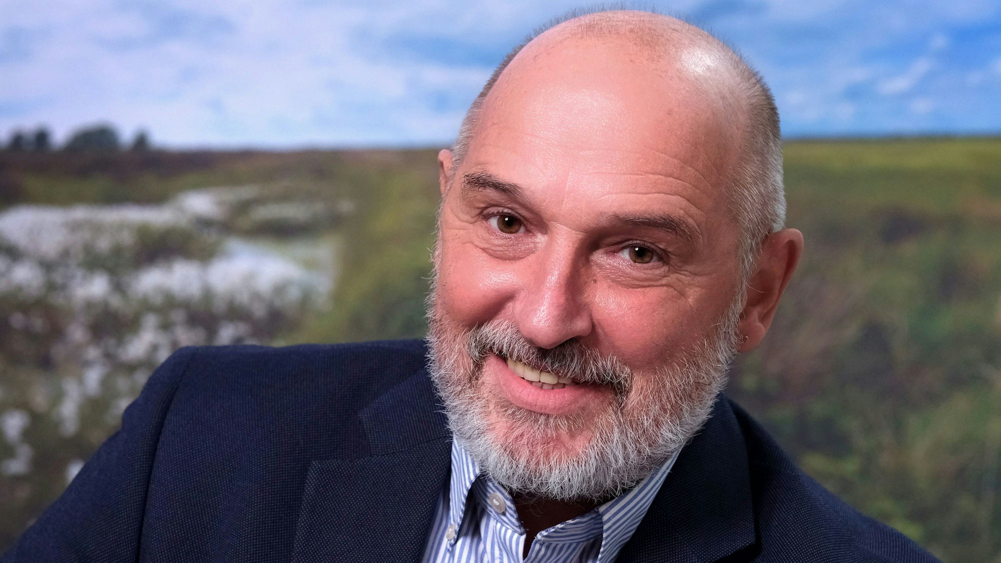 Christian Chwallek vom Nabu NRW im Porträt. Er lacht in die Kamera.